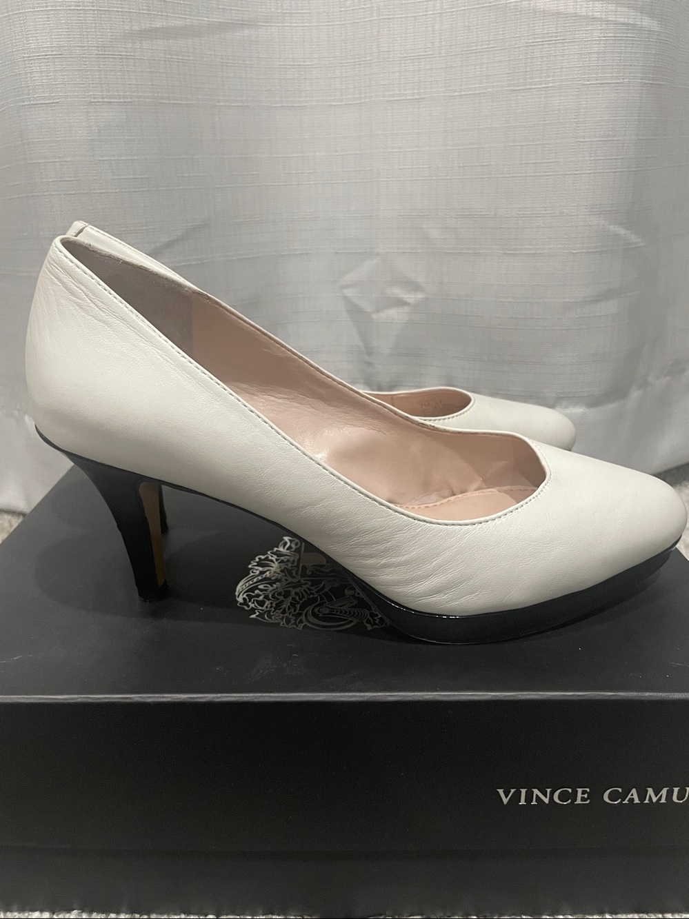 Vince Camuto White and black Pointed-Toe Leather Pumps